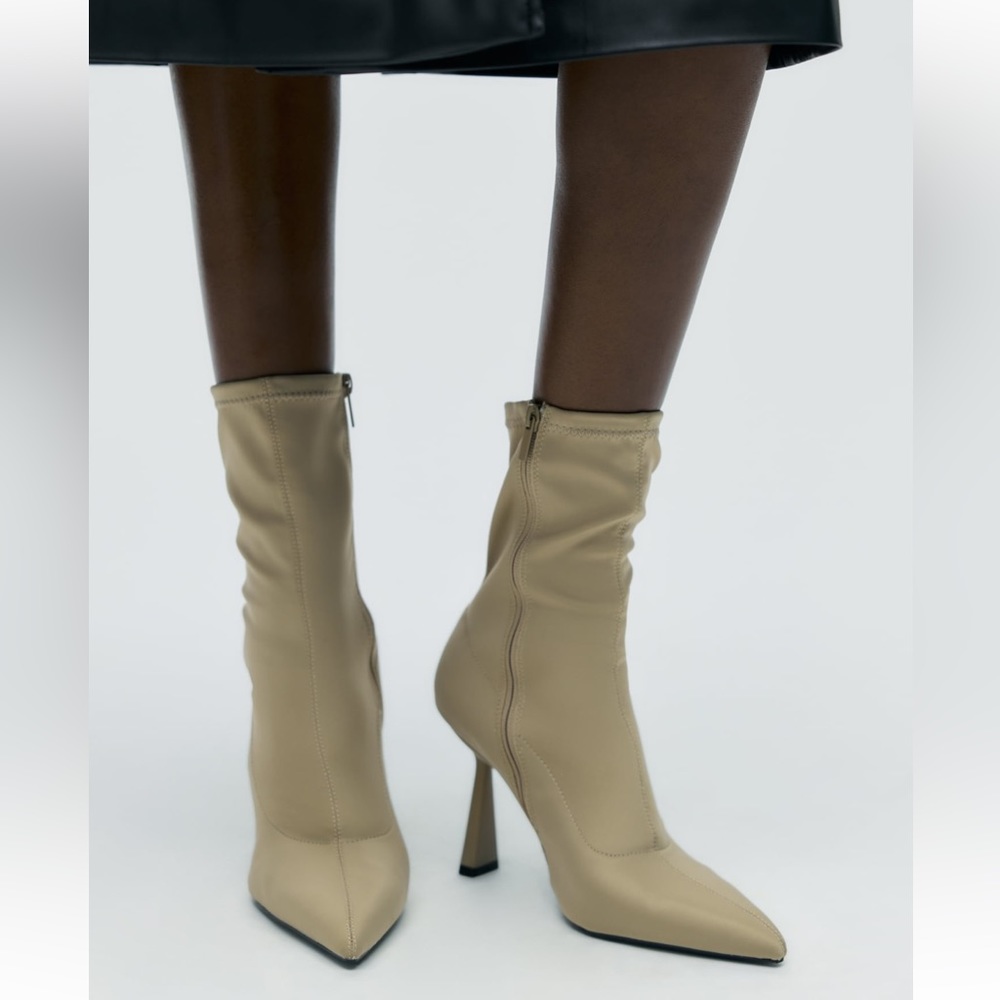 ✨SALE ✨ ZARA HEELED STRETCH ANKLE BOOTS
✨SALE ✨